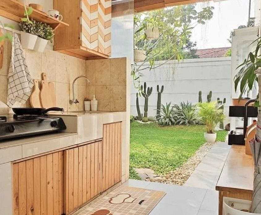 Dapur dengan Taman Terbuka yang Hijau