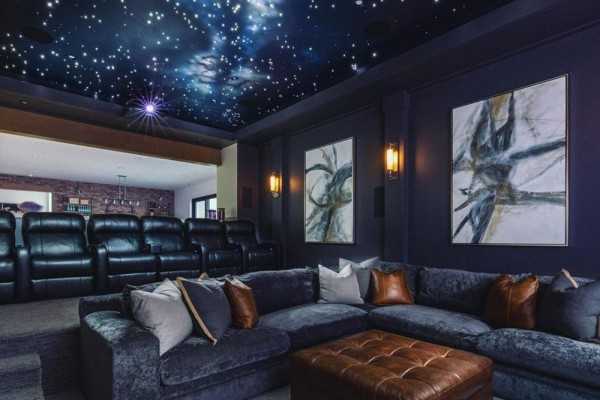 Desain Home Theater dengan Plafon Unik