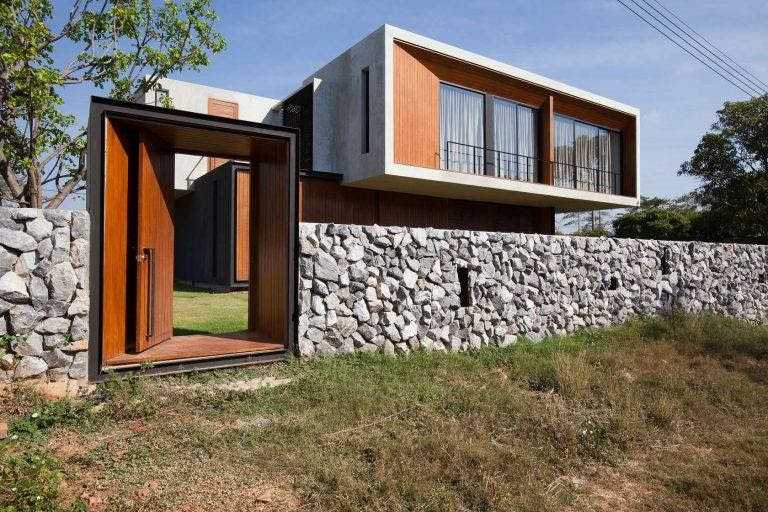 Ide Pagar Batu Alam untuk Rumah dengan Pintu Besar