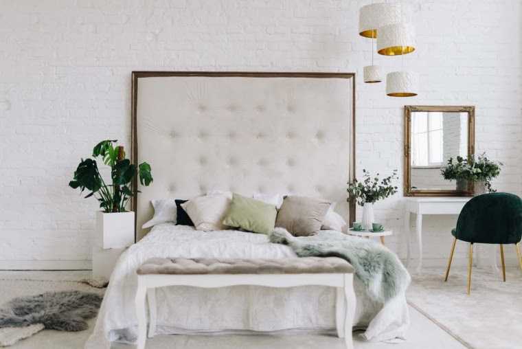 Interior Kamar Tidur Minimalis dengan Backdrop Leather